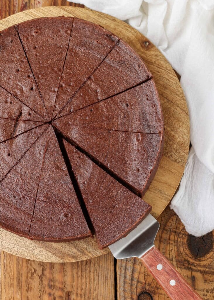sliced chocolate cake on round board