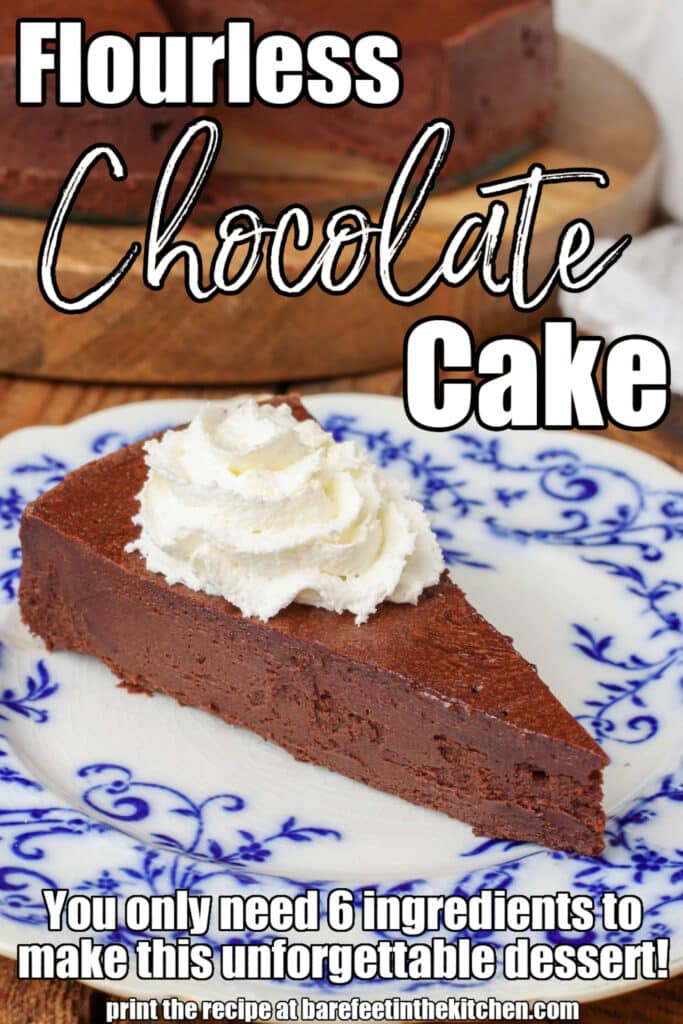 torta al cioccolato con panna montata sul piatto blu