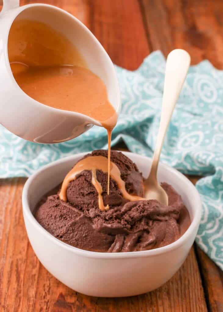 helado de chocolate con salsa de mantequilla de maní