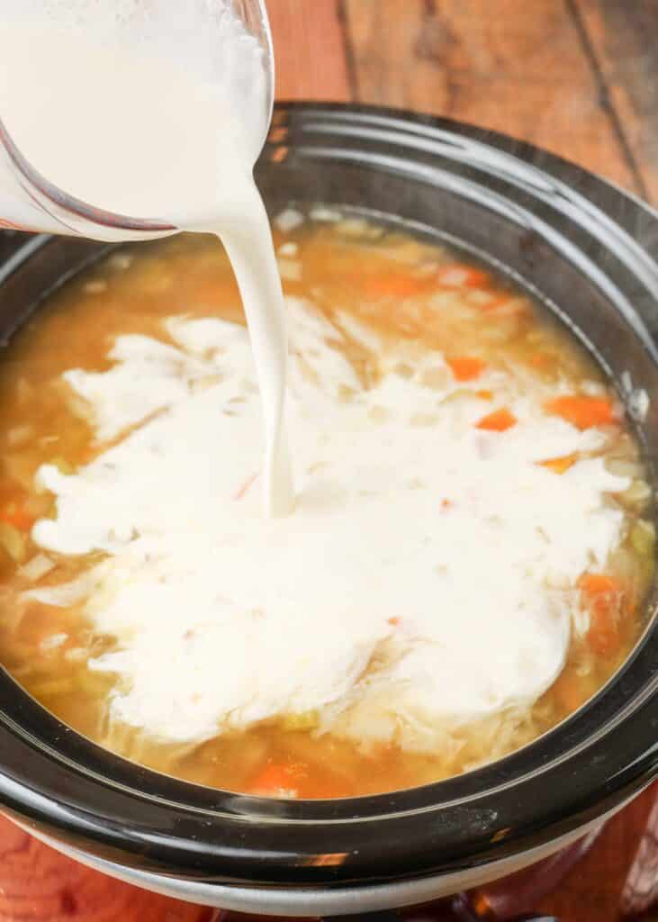 Zuppa di prosciutto e patate a cottura lenta aggiungendo la panna