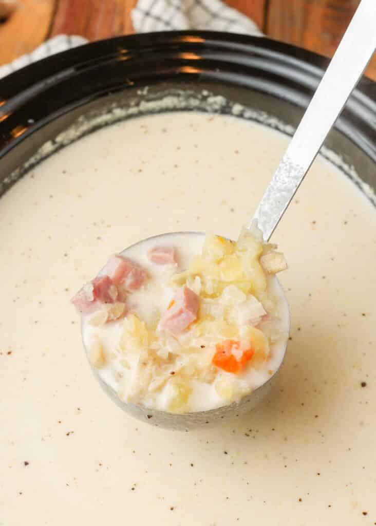Zuppa di prosciutto e patate a cottura lenta in pentola di coccio