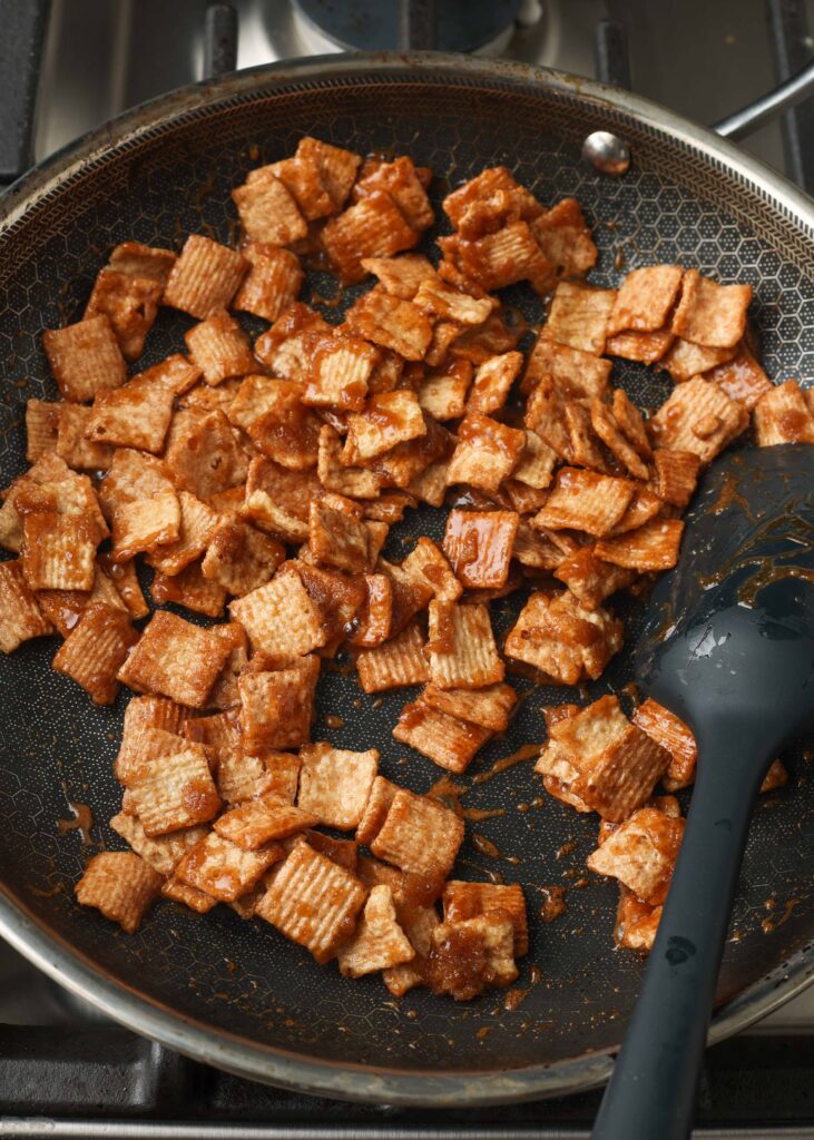 Cinnamon Toast Crunch est caramélisé avec du beurre et du sucre dans une poêle antiadhésive