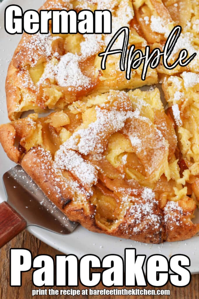 una scritta bianca è stata sovrapposta a questa immagine di un pancake tedesco con mele e zucchero a velo, con la scritta: "frittelle di mele tedesche"