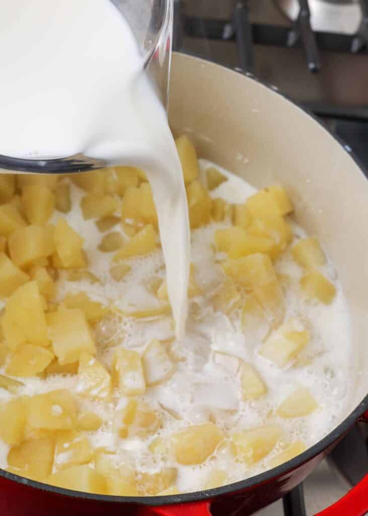 Haşlanmış patateslerle çorbayı hazırlamak için sütü dökün.