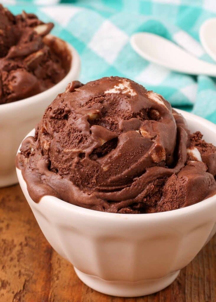 primer plano de helado de chocolate en un tazón con servilleta verde azulado