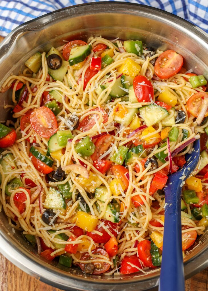 Tutti gli ingredienti sono stati mescolati insieme e questa insalata di spaghetti è pronta per essere servita!