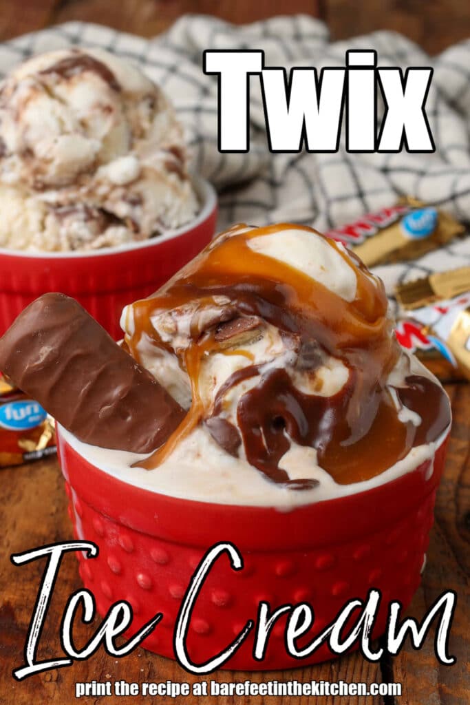 La scritta bianca è stata sovrapposta a questa immagine di una pallina di gelato condita con caramello e fondente caldo.  Si legge: "Gelato Twix"
