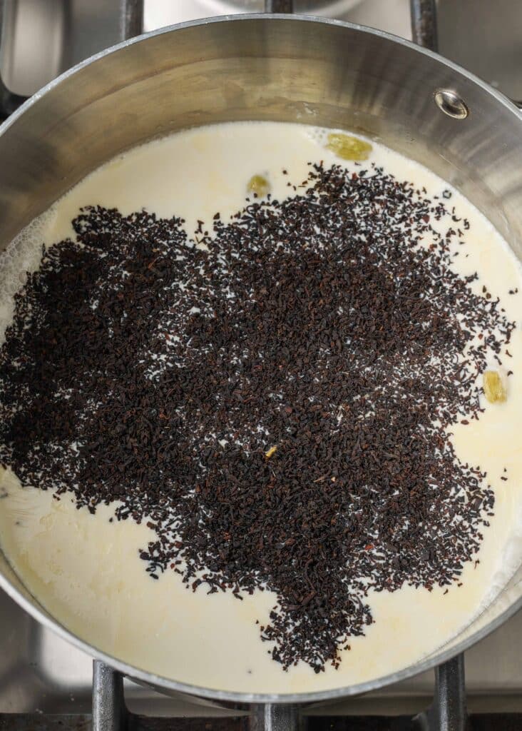 se han añadido hojas de té negro a la mezcla cremosa