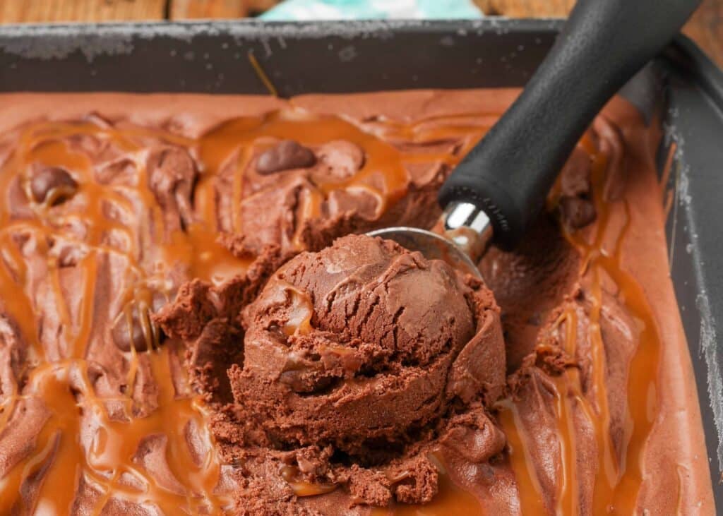 Helado de caramelo de chocolate con anacardos cubiertos de chocolate