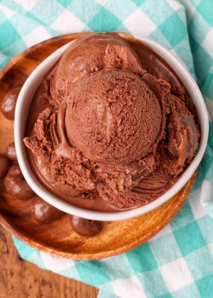 colpo dall'alto di gelato al cioccolato sul tavolo di legno