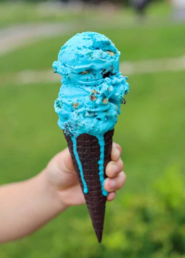 pastel azul y helado de crema en un cono de helado Oreo