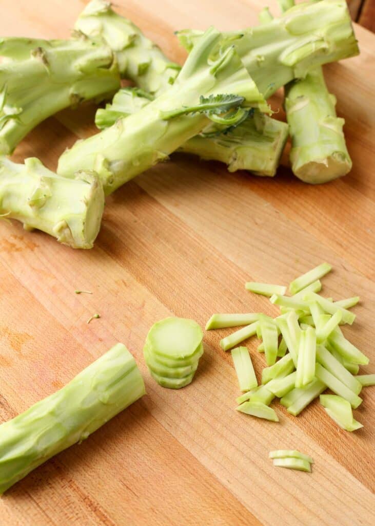 brokoli ahşap kesme tahtası üzerinde kaynaklanıyor