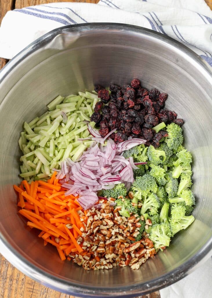 metal karıştırma kabında brokoli salatası için malzemeler