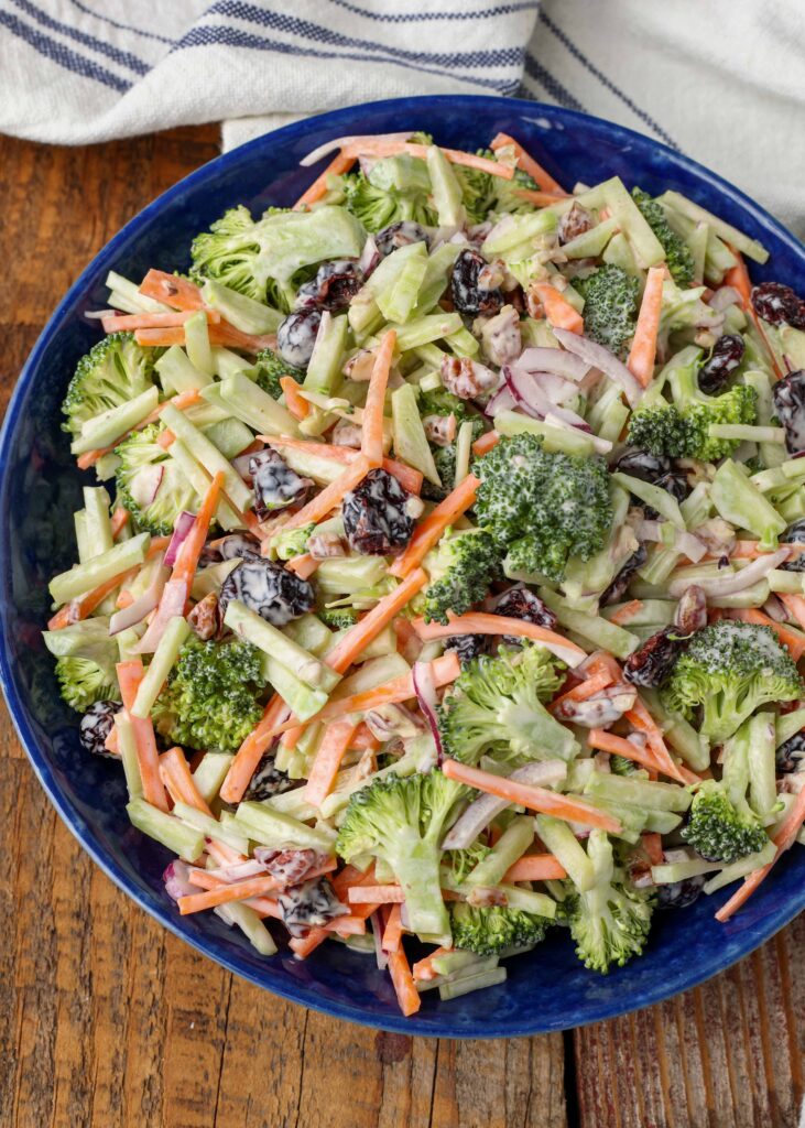 kumaş ile ahşap masa üzerinde mavi kasede brokoli lahana salatası