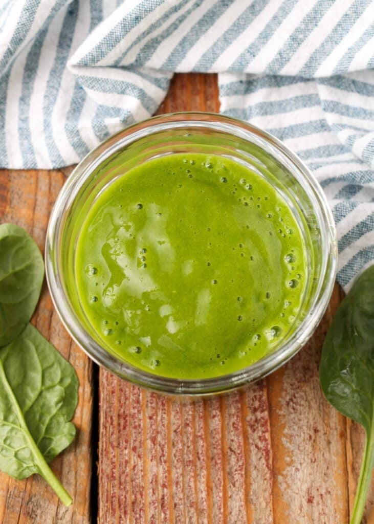 spinach smoothie with mango and bananas