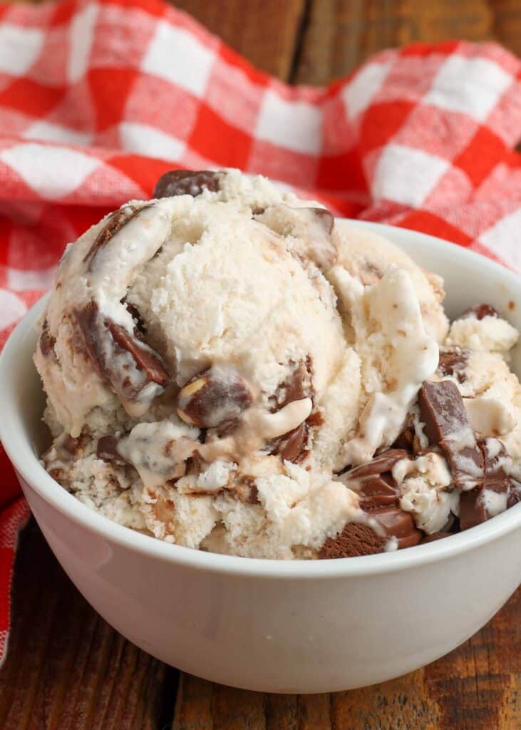 Vertical shot of ice cream in white bowl with checkered red and white hand towel