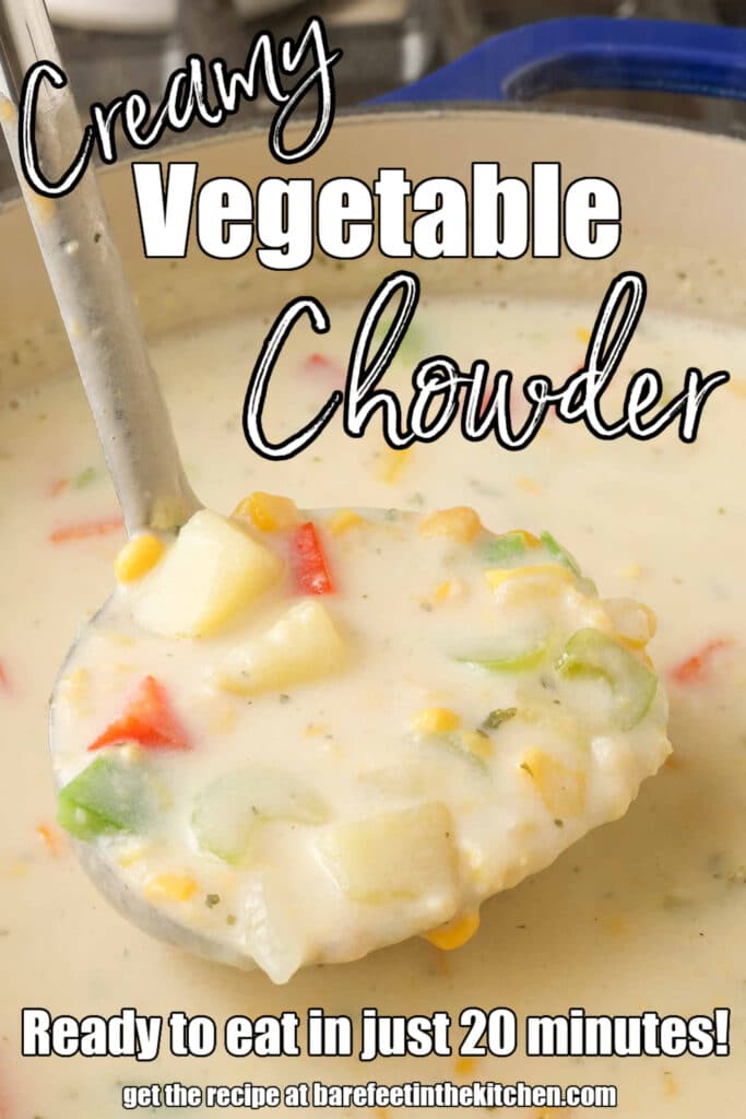 मलाईदार वेजी सूप से भरे करछुल की इस छवि पर सफेद अक्षर अंकित किया गया है।  यह पढ़ता है, "मलाईदार सब्जी चावडर"