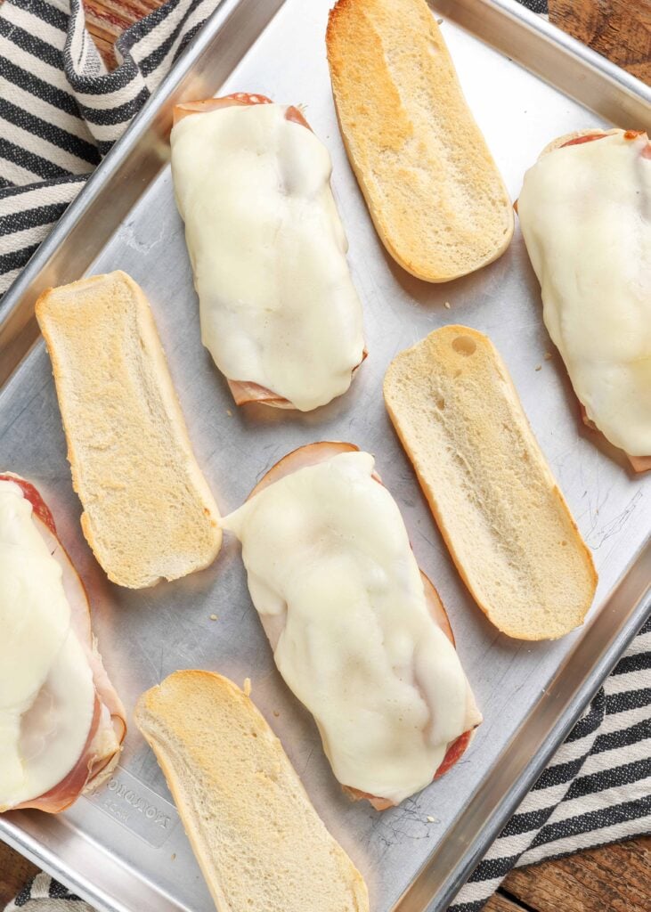 Toasted bread with ham and cheese