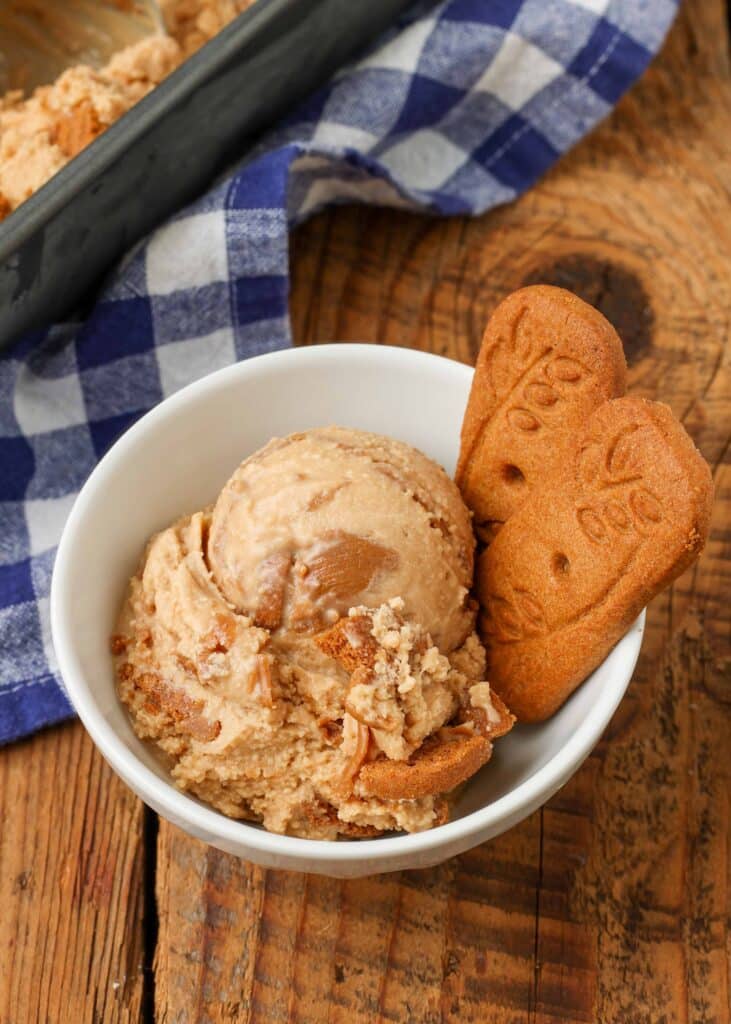 scoop of cookie ice cream in bowl with two cookies next to it