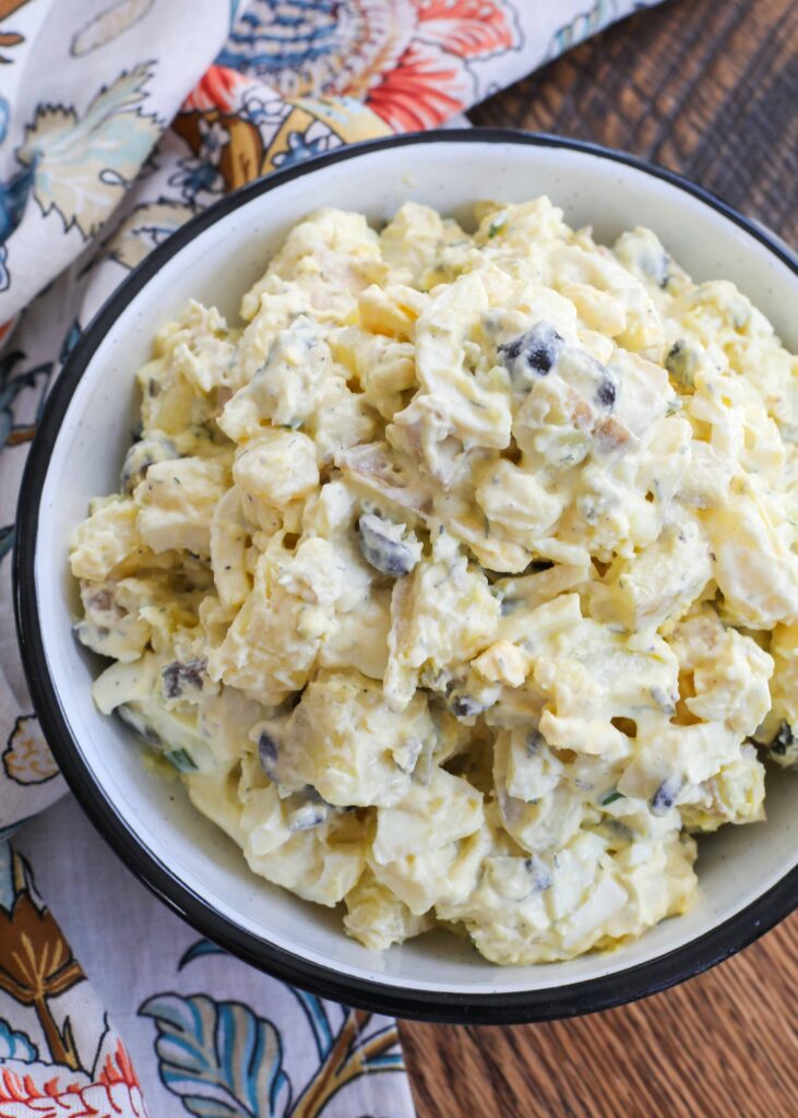 La mejor ensalada de patatas con muchos huevos, encurtidos y aceitunas.