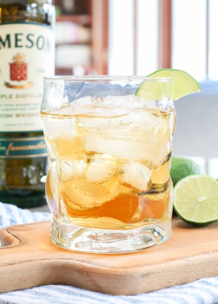 Jameson whiskey + ginger ale + lime = a classic cocktail that's perfect for summer. 