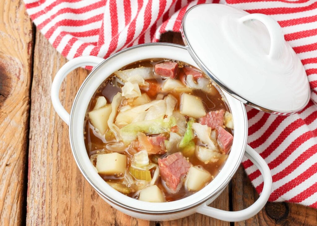 sopa de carne en conserva con col y patatas