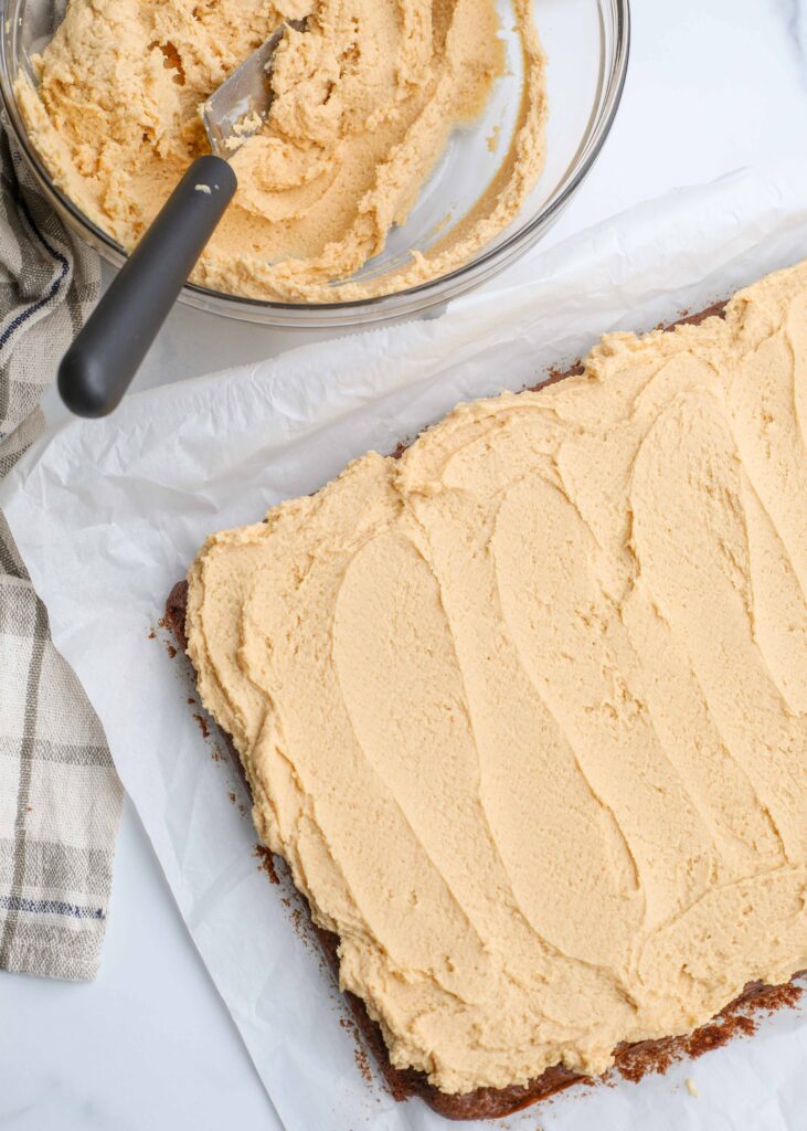 El glaseado de mantequilla de maní es el aderezo perfecto para brownies.