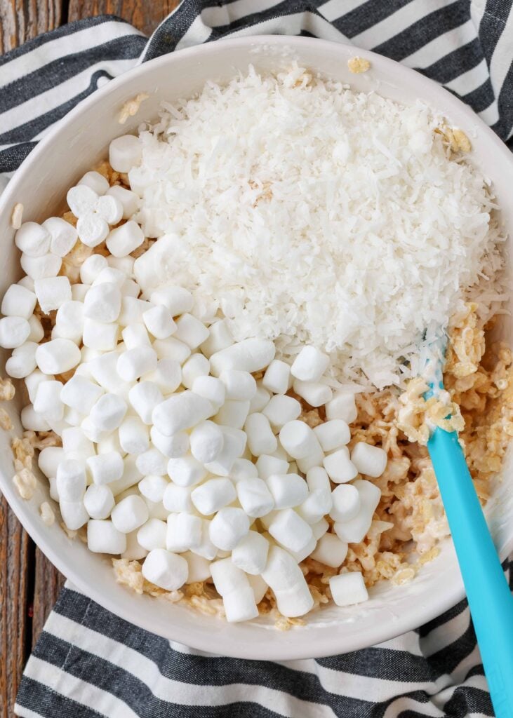 extra Marshmallows und Kokosnuss für knusprige Reisleckereien in der Schüssel
