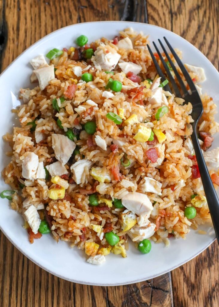 El arroz frito con tocino con pollo y huevo es prácticamente perfecto en todos los sentidos.