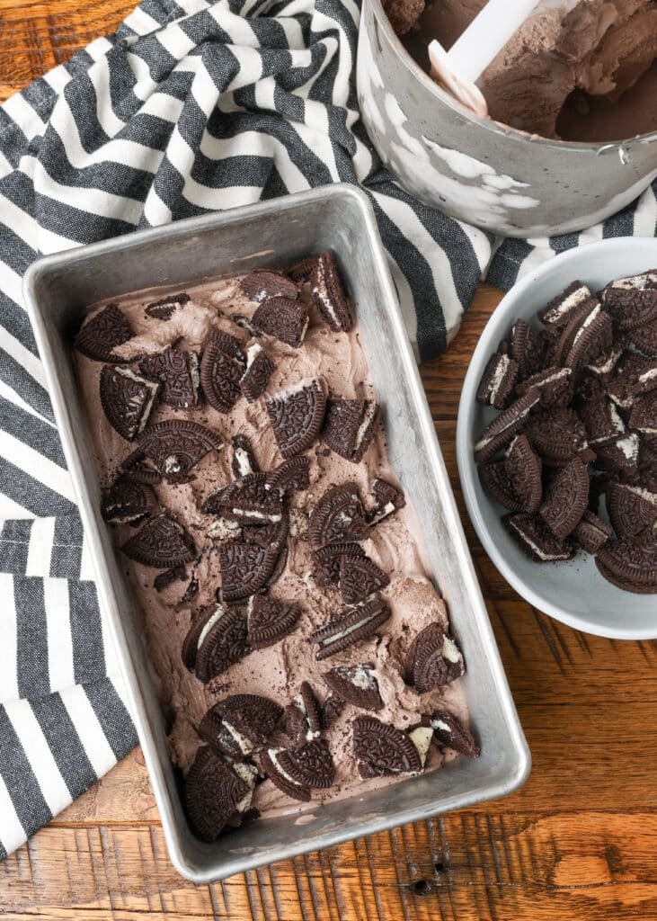 Oreo Ice Cream - Barefeet within the Kitchen 62 layering ice cream and oreos in pan for freezer