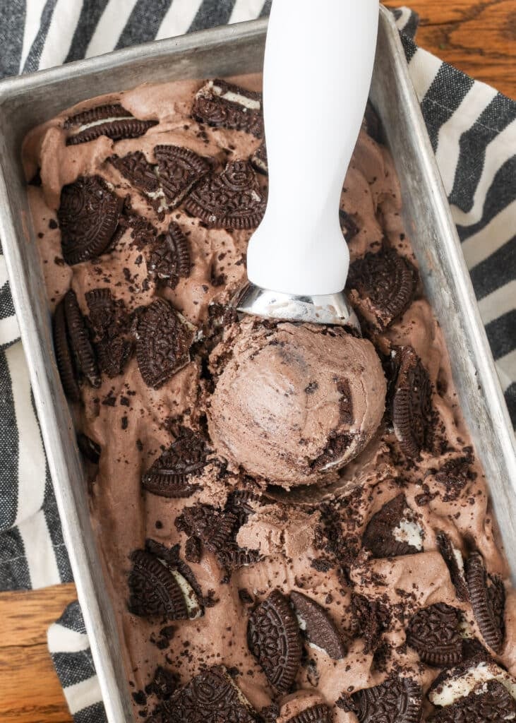 Oreo Ice Cream - Barefeet within the Kitchen 64 Oreo Ice Cream in pan with scoop
